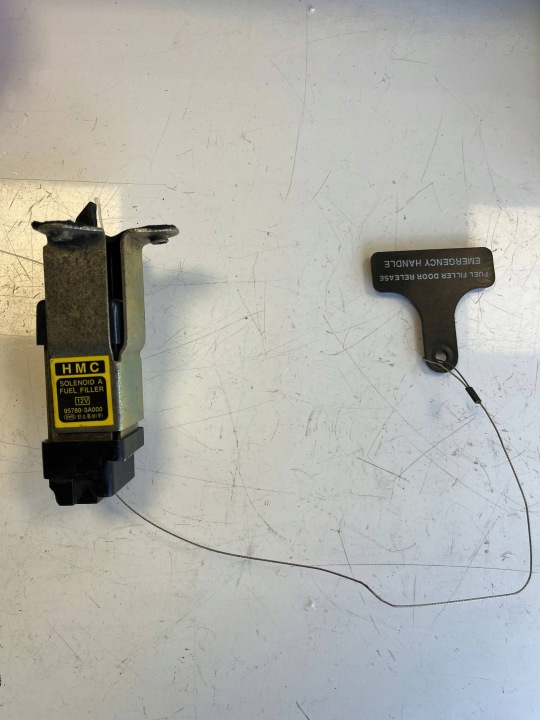 Dämpfer Klappen Tankklappe des Kraftstoffsbehälters HYUNDAI TRAJET 2.0 957803A000