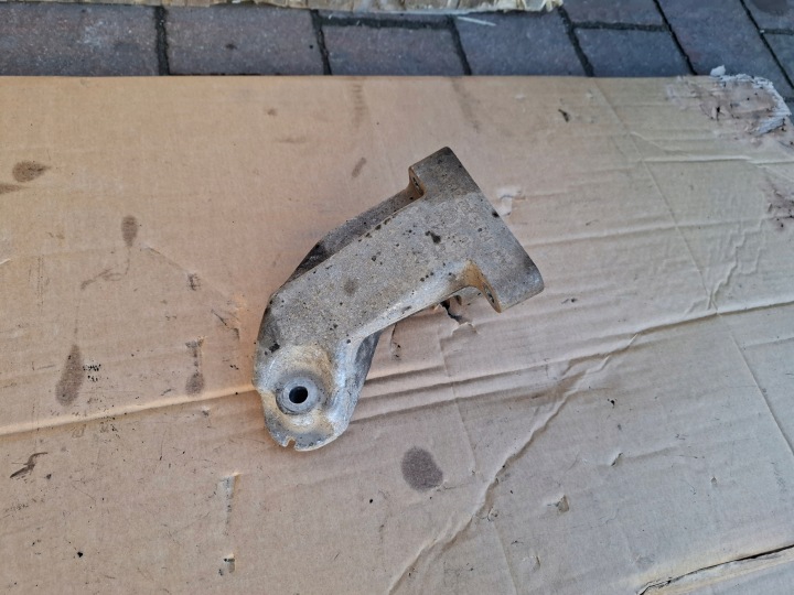 Mercedes E KLASA W212 3.0 DCI A6422235404 engine mount