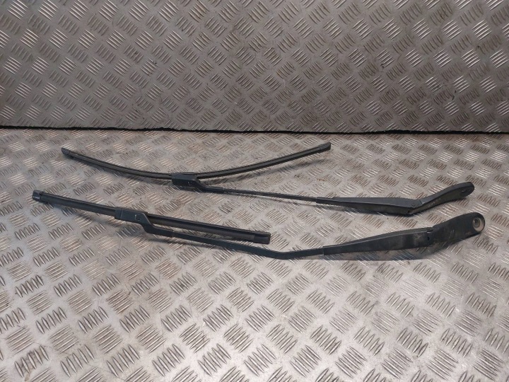 wiper arm left + right front VOLVO XC60 and 30753525 30753526