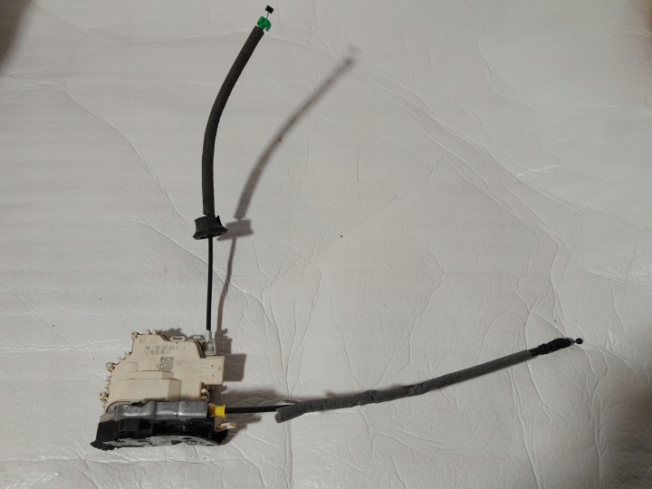 AUDI A4 B9 de la Serrure Portière Droite Avant 8X1837016B