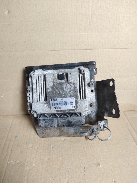 Computer DES MOTORS OPEL ZAFIRA B 1.9 55205621 0281013593