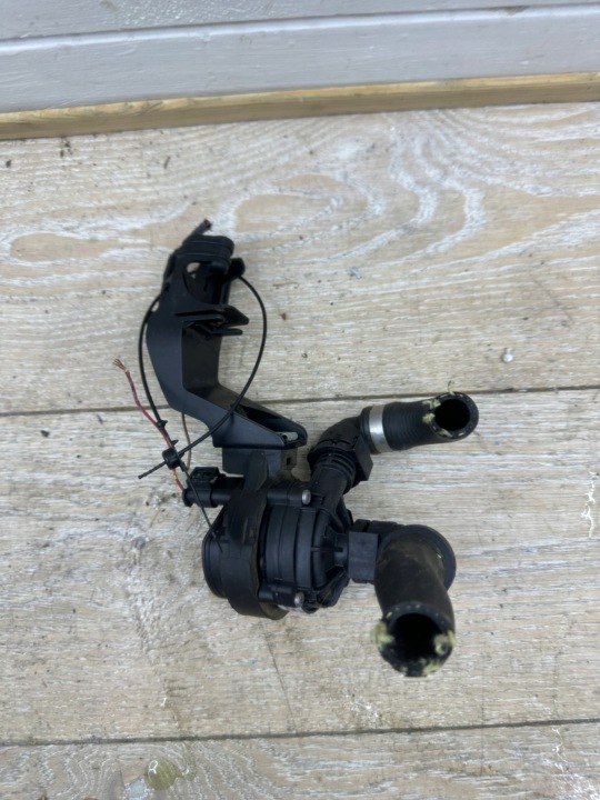 BMW 5 G30 G31 2020 Pumpe cyrkulacji / des Umlaufs des Wassers
