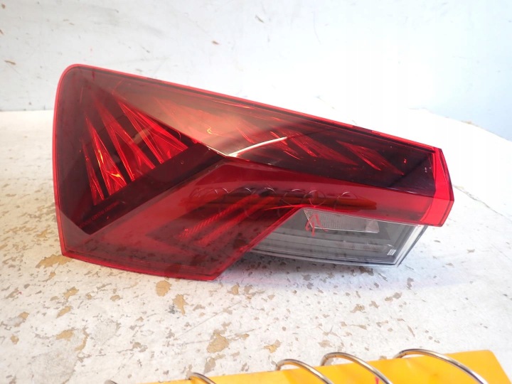 Feux phare Arrière Arrière Gauche SKODA OCTAVIA IV 2020- 5E3945207A