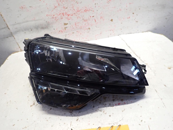 feu avant avant droit SKODA KAROQ 2018- 57B941016A