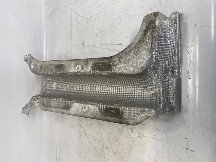 Blende Abdeckung TERMICZNA des Auspuffs 1.4 e-TSI VW PASSAT B8 LIFT 5Q0825755E