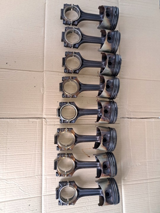 piston of the engine MERCEDES 107 SL W126 380 116,963
