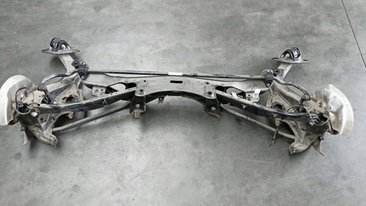 MINI F54 JCW ovjes stražnji dio greda vilica glavčine 6883011 6898963 688136
