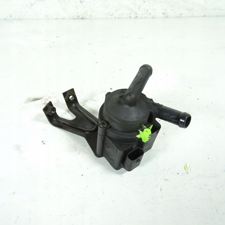 BMW 7 F01 F02 4.4 V8 Pumpe des Wassers 7629916