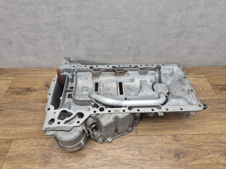 BMW M5 F10 M6 F06 F12 F13 S63B44B 4.4i V8 upper MISA oil sump 7843143