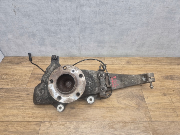 BMW F10 F11 F06 F12 F13 otoč čepu předek levá přední RWD 6775769