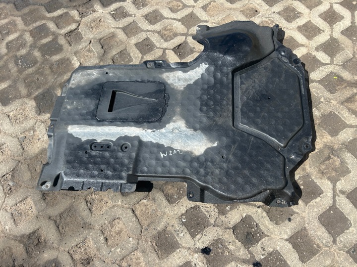 MERCEDES W212 LIFT 2,2 CDI coperchio , copertura copertura GREMBIALINA sotto Motore