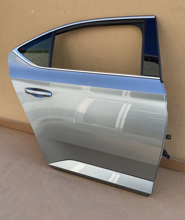 dvere SKODA SUPERB III SEDAN LF7M IDEAL ako nové KOMPELTNE Originál LAKIER