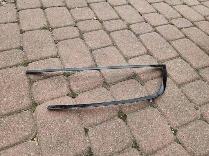 Leiste Schutzleiste RAHMEN chrom schwarzer Leuchte vorne przedniej lew Opel Mokka B 9835155280
