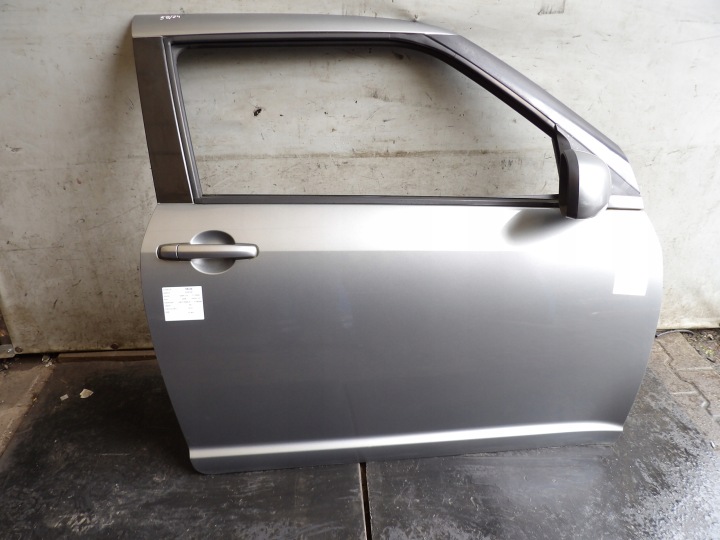 SUZUKI SWIFT IV DVERE PREDNÉ PRAVÉ LAK. ZCD