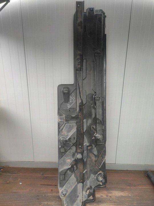 cover chassis right MERCEDES W204 A2046101408