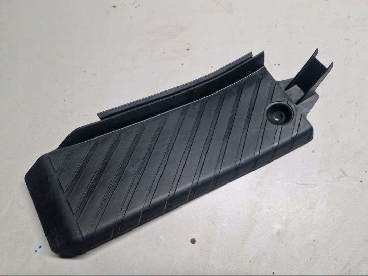 AUDI A6 C6 A6C6 STOPNICA WYKLADZINY stojan Kryt 4F1864777A