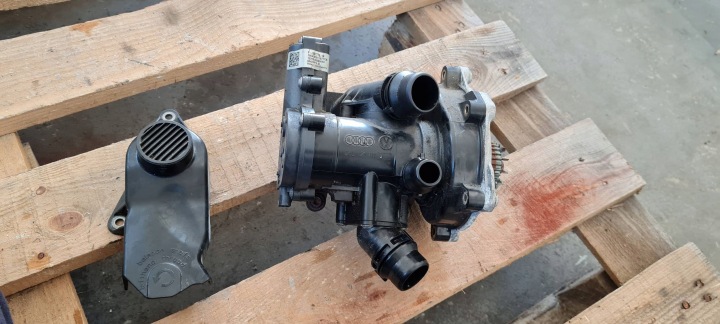 Q5 80A Wasserpumpe Gehäuse 2.0 TFSI 06L121111J A4 B9 8W A3 8V