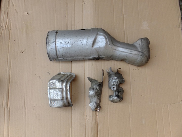 Blende Abdeckung termiczna des Abgaskrümmers opel meriva B 1,3 cdti 2010r 55562918