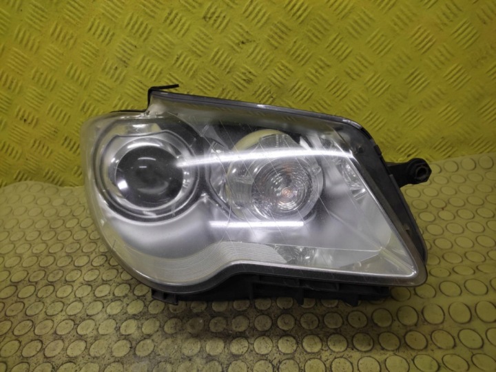 VW TOURAN and REFLEKTOR light right front XENON