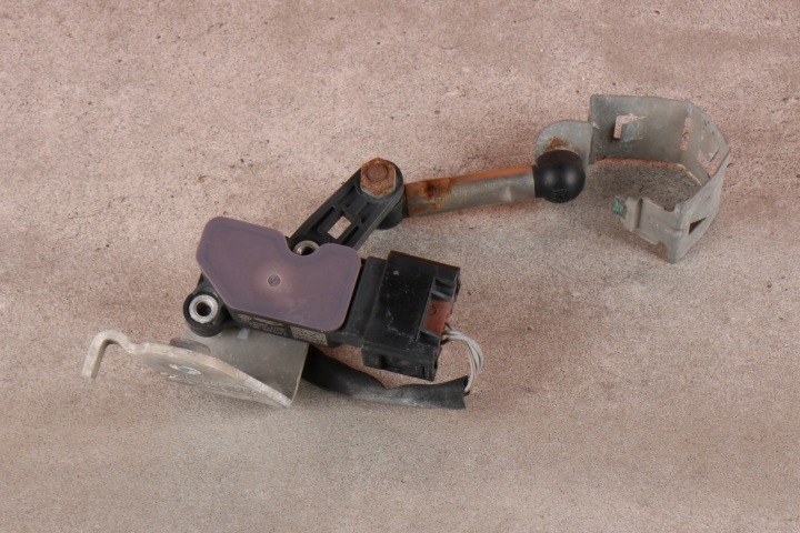 BMW i3 I01 i3 I01 LCI sensor levelling of the lights left front 6870200