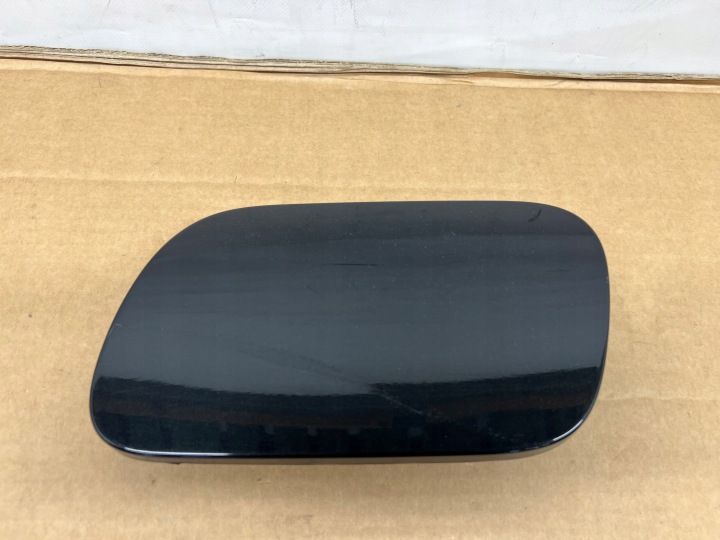 VW Touareg und Tankklappe des Kraftstoffsbehälters 7L6809905B