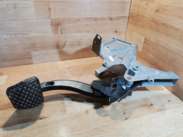 Pedal brzdy BMW X5 E53 1165700 AUTOMAT