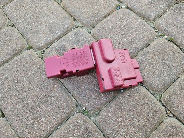 SCATOLA copertura GREMBIALINA fusibili per batteria Toyota Camry VIII XV70