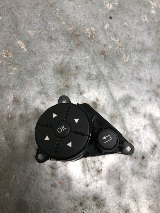Schalter MULTIFUNKCJA des Lenkrads rechts MERCEDES W204 A2048210151