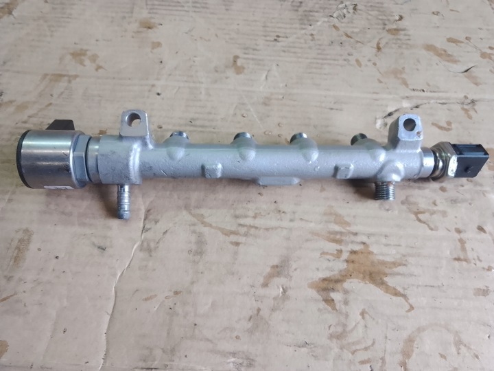 Rampe injection VW AUDI SKODA 2.0TDI 04L130764B
