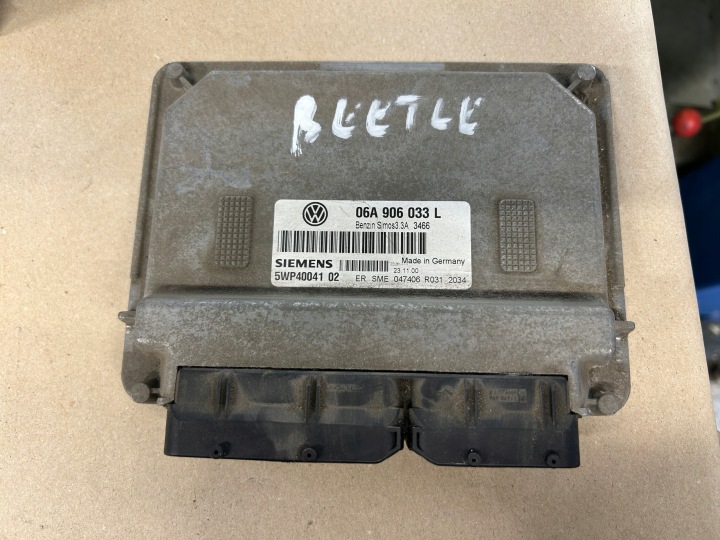 VW NEW BEETLE 2,0 computer control unit of the engine 06A906033L