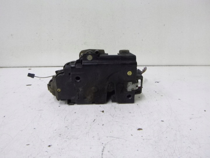 DE LA SERRURE PORTIÈRE AVANT DROITE VOLKSWAGEN BORA 1998R.