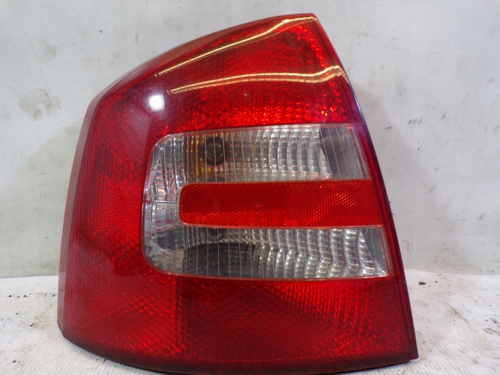 Licht hinten heck links SKODA OCTAVIA 2 II HB (2) (K1)