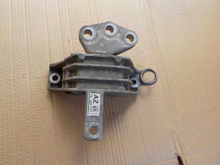 supporto Supporti motore usato opel insignia a 2,0 cdti 13227717