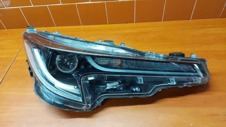 REFLEKTOR Licht rechts rechts vorne TOYOTA COROLLA E21 KOMBI HB 18