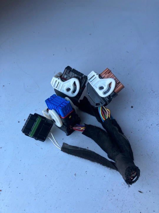 WTYCZKI MODULU BSM Z05 PEUGEOT 308 T9 9810296380