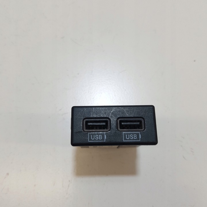 razne adapter USB JEEP GRAND CHEROKEE WK2 68145567AA