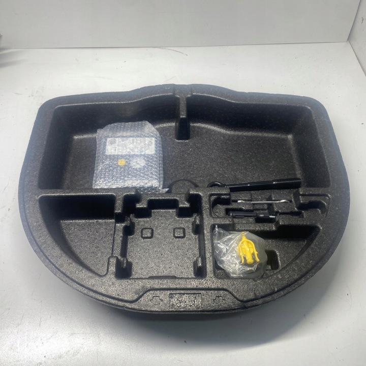 KUWETA skrinka spolujazdca kompresor tazne KIA CEED III HB 09149-J7900