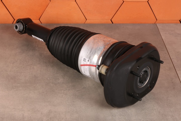 BMW G32 G32 LCI shock absorber PNEUMATYCZNY left rear part rear 6872967 16059 km !!