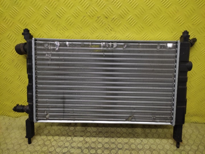 OPEL ASTRA F 1.4 Radiatore motore usato 7705092