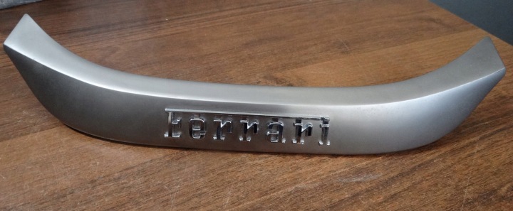 IDEALNY EMBLEMAT LOGO CONSOLE FERRARI 599 GTB 1