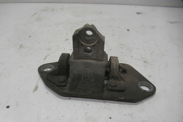 VOLVO S60 04R 2.4 B holder engine mount 8824757