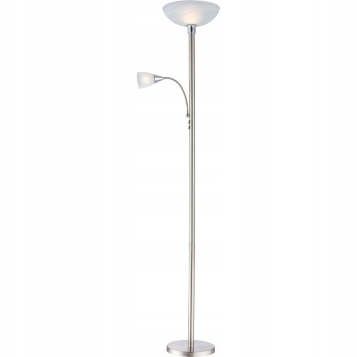 Chromová podlahová lampa Blade s teplým leskem vedle křesla Globo