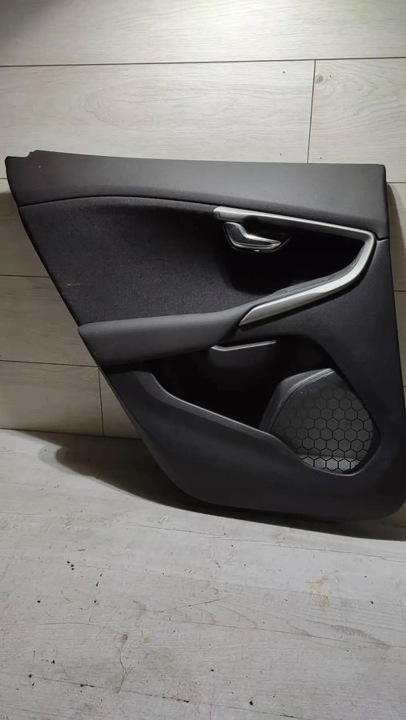 Volvo V40 II 2018r Arrière Bouche buse Gauche Habillage revêtement panneau intérieur porte Portière