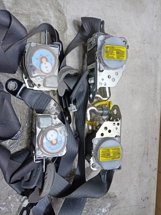 Gurten Sicherheits komplet vorne Toyota Sienna 3 XL30 2011