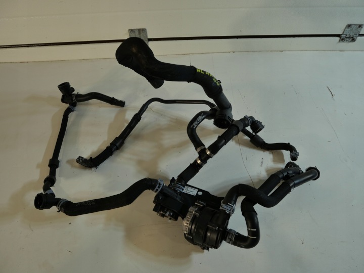 VW GOLF VII PASSAT Tuyau flexible Pompe d’eau 04L965567A
