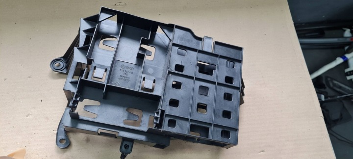 A5 8T LIFT bracket mounting of spoiler cover 8T8907461