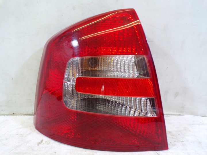 Licht hinten heck links SKODA OCTAVIA 2 II HB (1) (K1)