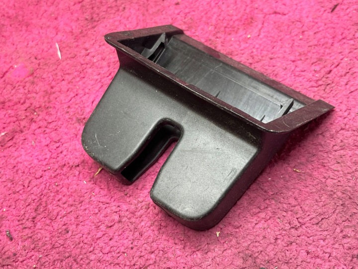 SKODA ENYAQ iV SUV couverture de la serrure arrière du capot 5LG827520 !J