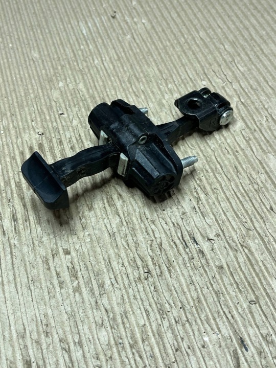 Limiteur Portière tylnych Ford Focus 1726441