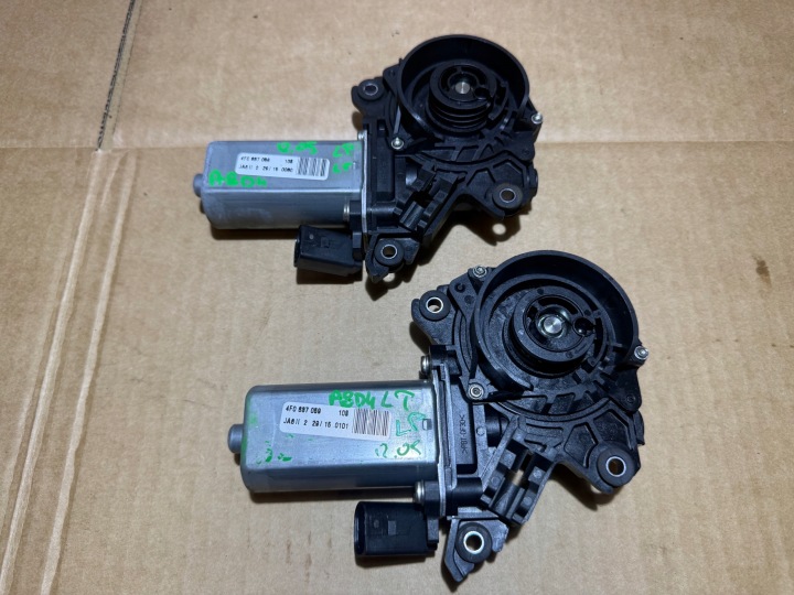AUDI A8 D4 SILICZEK mechanismus DOCIAGU DOCIAG dveře levý 4F0837059